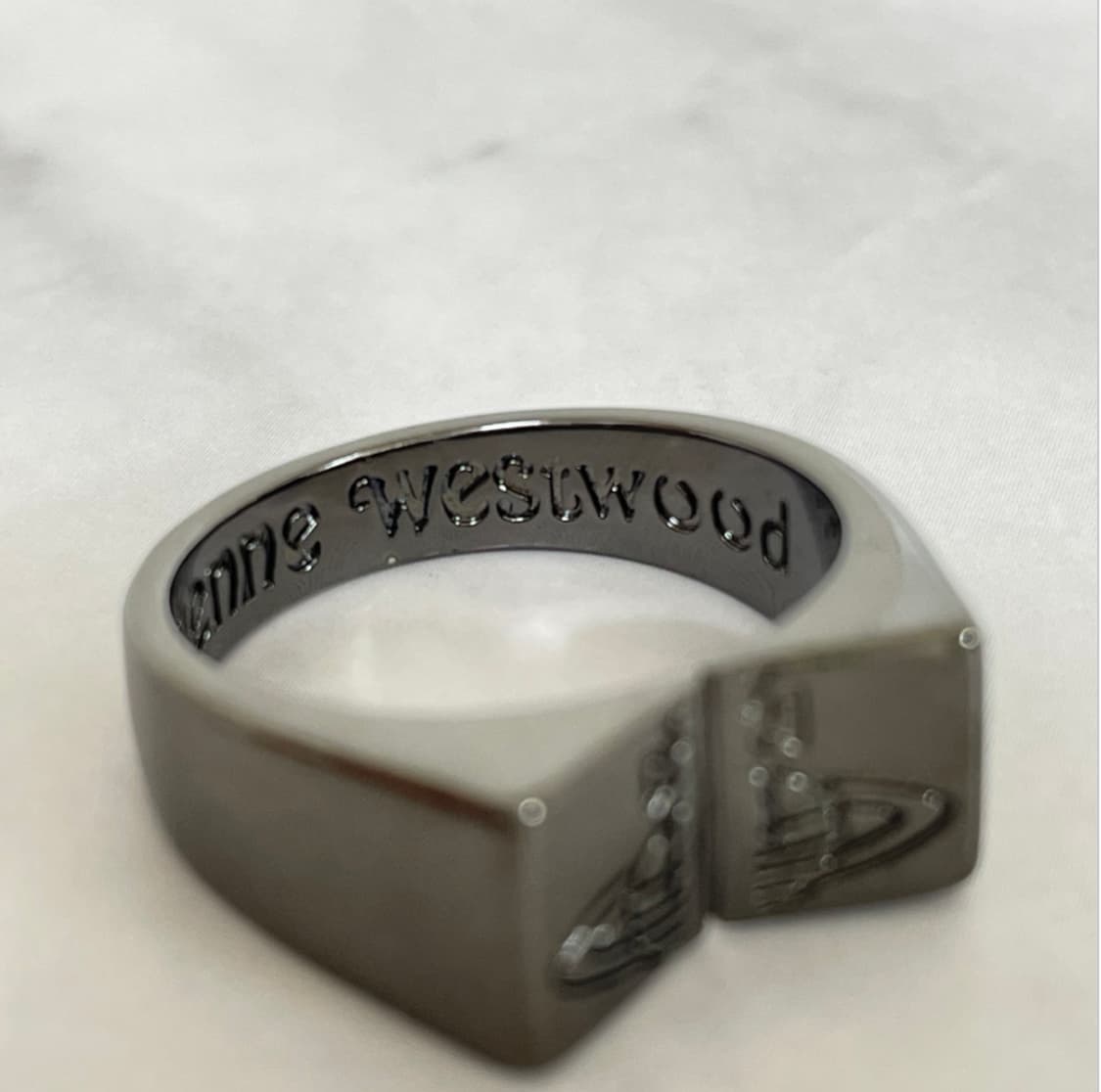 비비안 웨스트우드 아카이브  그레이실버 orb 로고 각인링 반지 상품이미지4