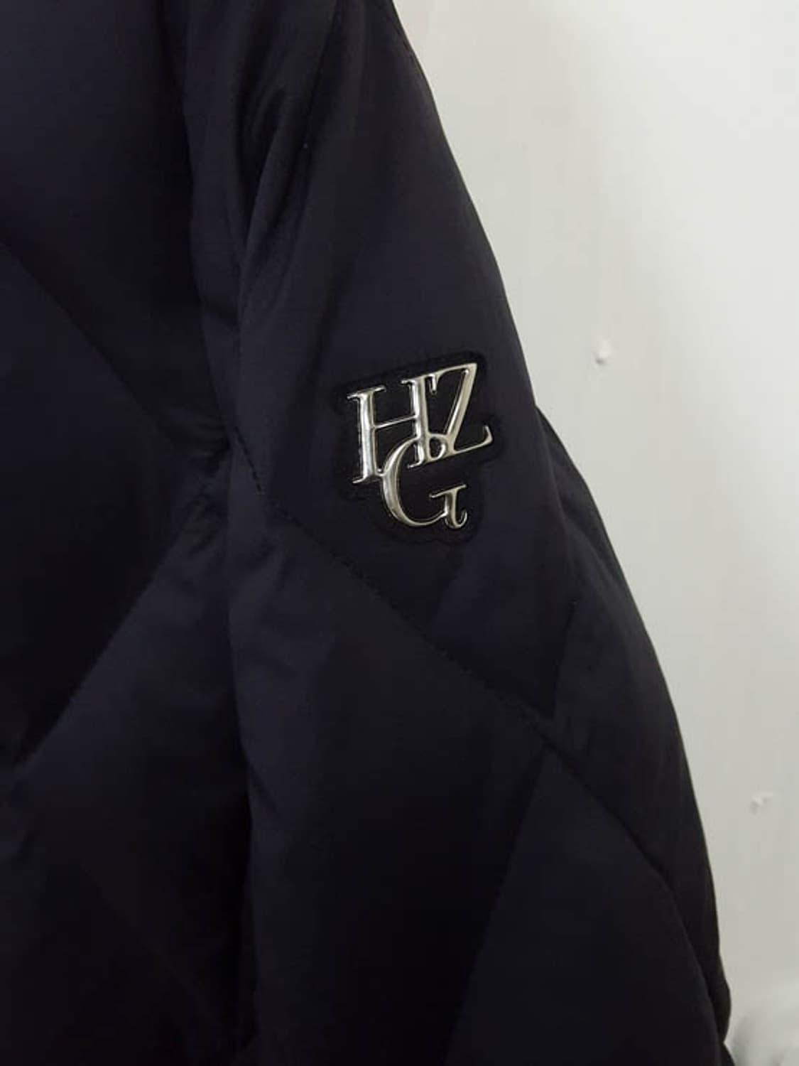 헤지스 골프 여성 블랙 로고장식 구스다운 점퍼 85 상품이미지4