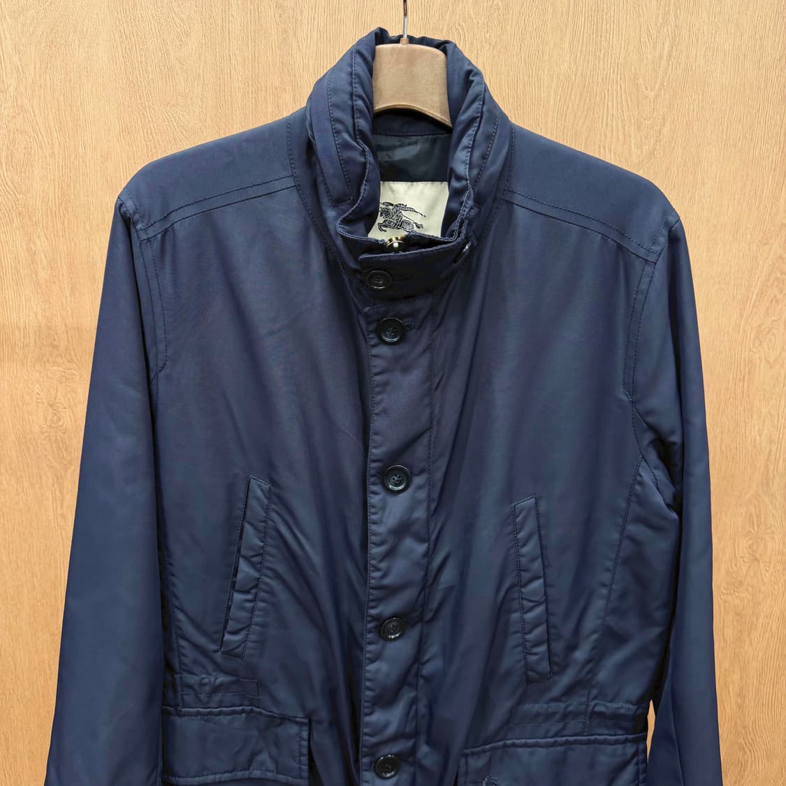 버버리 런던 하이넥 라이트웨이트 자켓 허리 스트링 포켓 디테일 네이비 상품이미지4