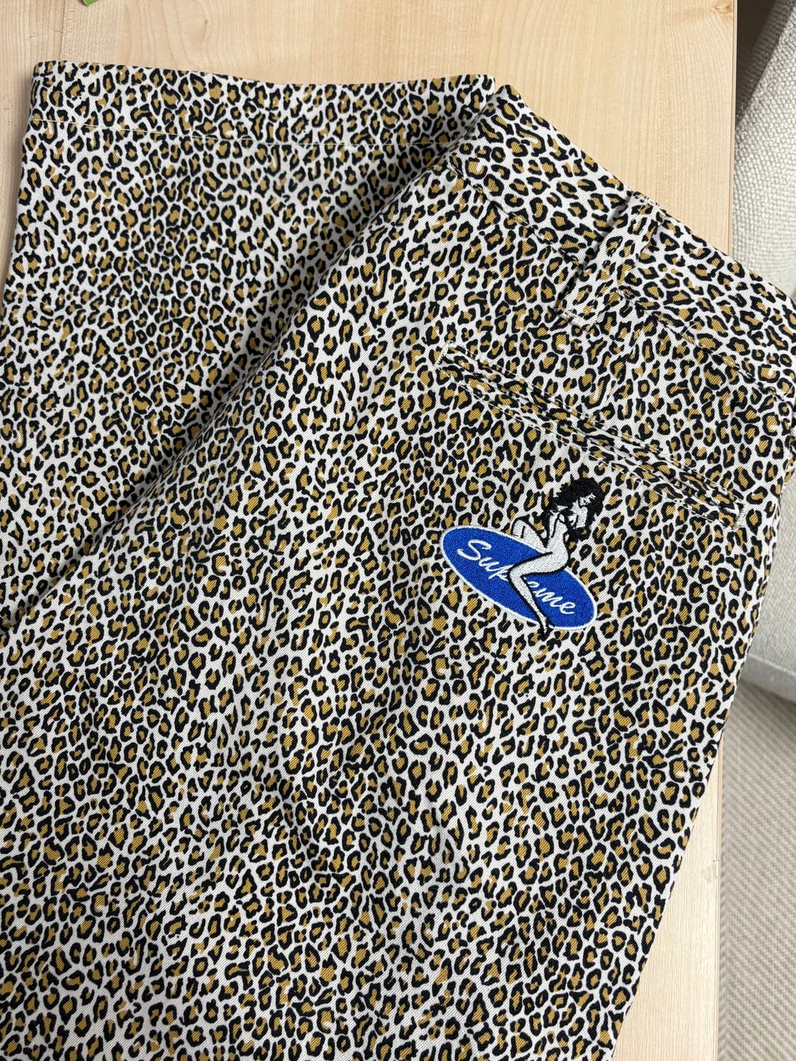 슈프림 25fw 레오파드 핀업걸 치노 30 상품이미지1