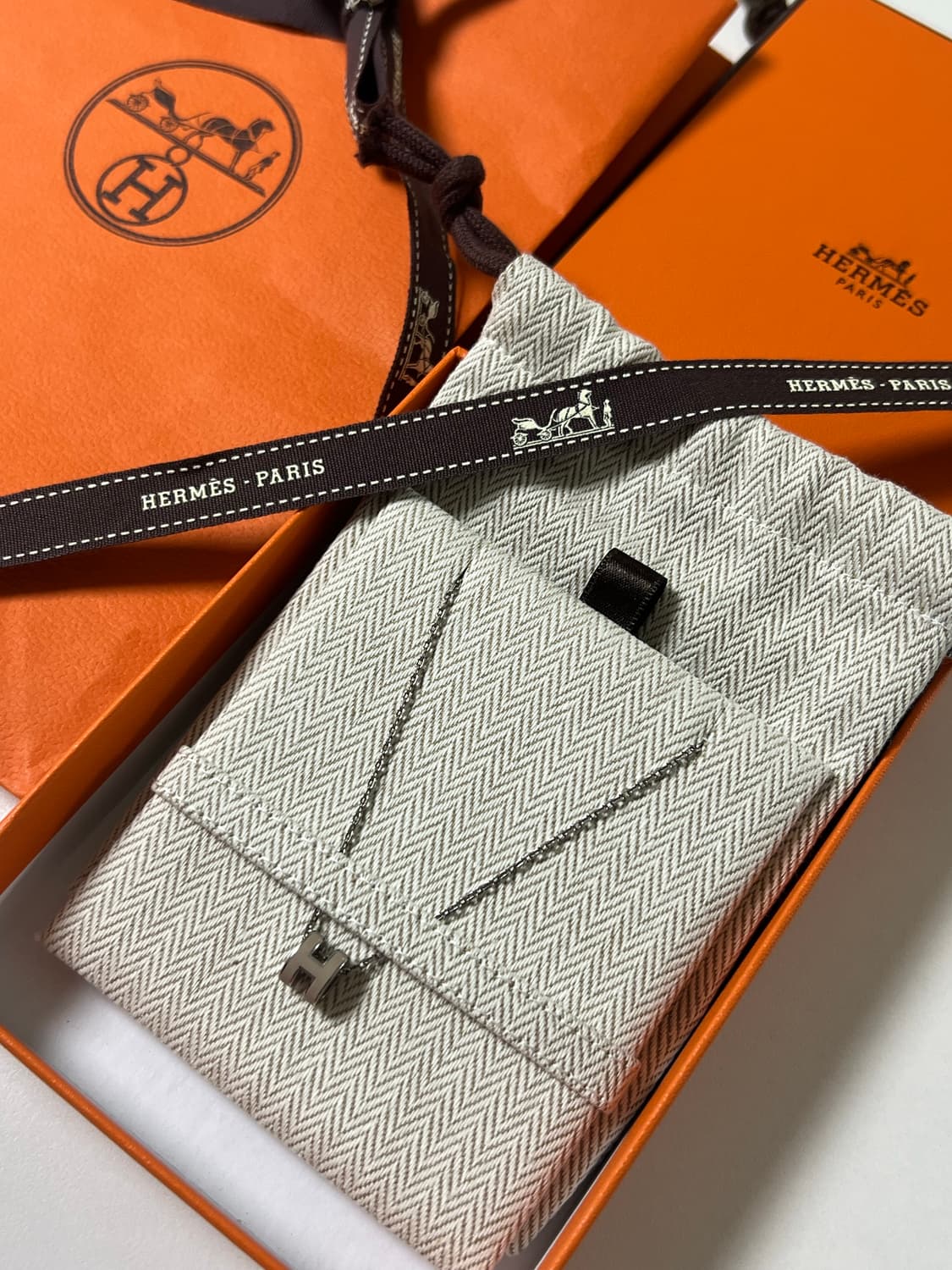 [정품] 에르메스 팝아슈 미니 펜던트 팔라듐 하드웨어 & 마롱 글라세 상품이미지2