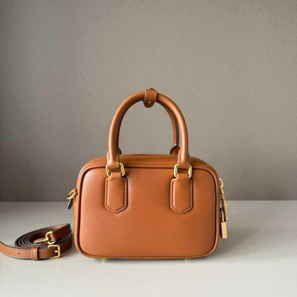 미우 미우 아르카디 레더 백 꼬냑 상품이미지2