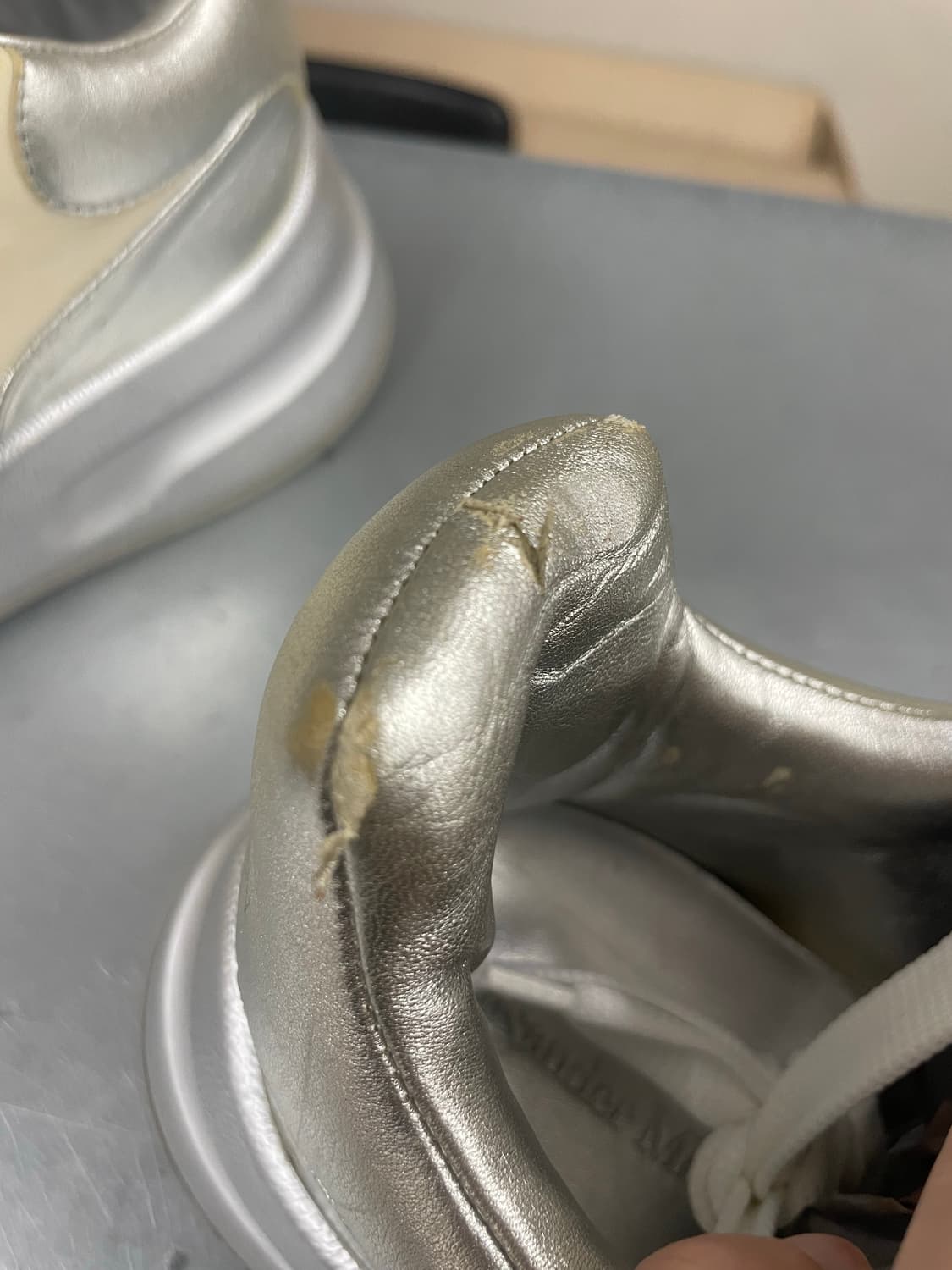 알렉산더맥퀸 오버솔 골드 42 상품이미지10