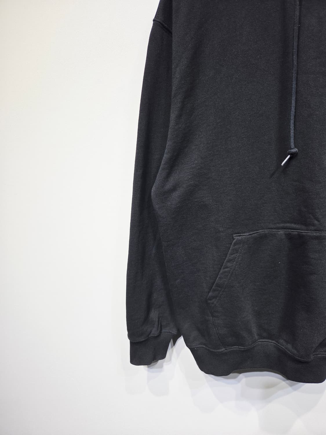 예스아이씨(YESEYESEE) 부클 로고 블랙 후드티 상품이미지4