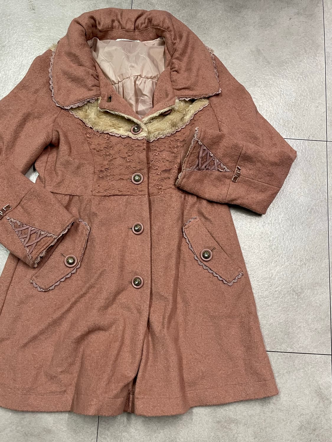 액시스 팜 엔틱 버튼 디테일 코트 상품이미지3