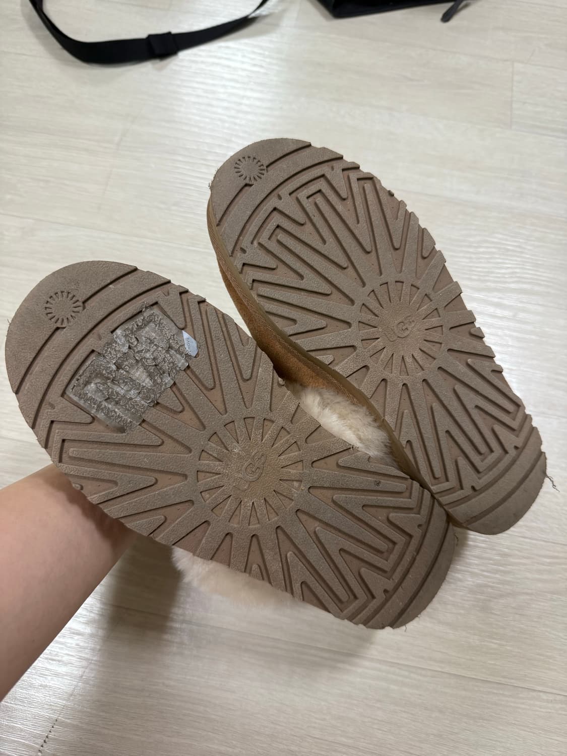 키즈 UGG 로고 밴딩 퍼 카라 플랫폼 샌들 (펀케트)220 상품이미지3