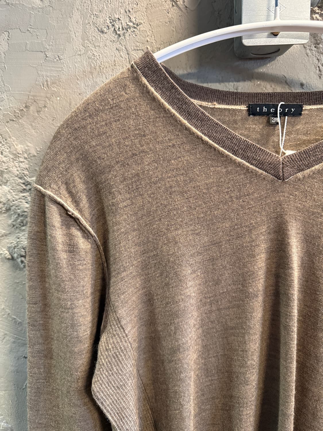 띠어리 울 브이넥 니트 브라운 38 상품이미지3