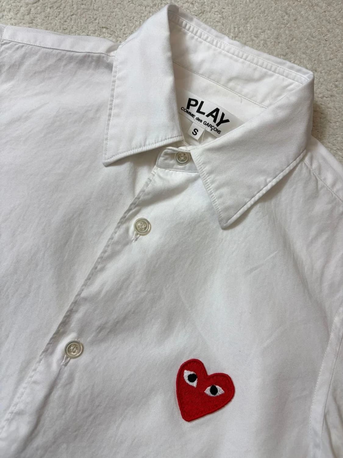 꼼데가르송 시그니처 하트 로고 솔리드 셔츠 PN6497 상품이미지3