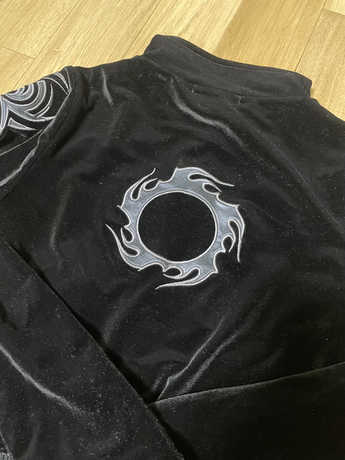 배드블러드 트라이벌 로고 벨벳 집업 - 블랙 XS 상품이미지6