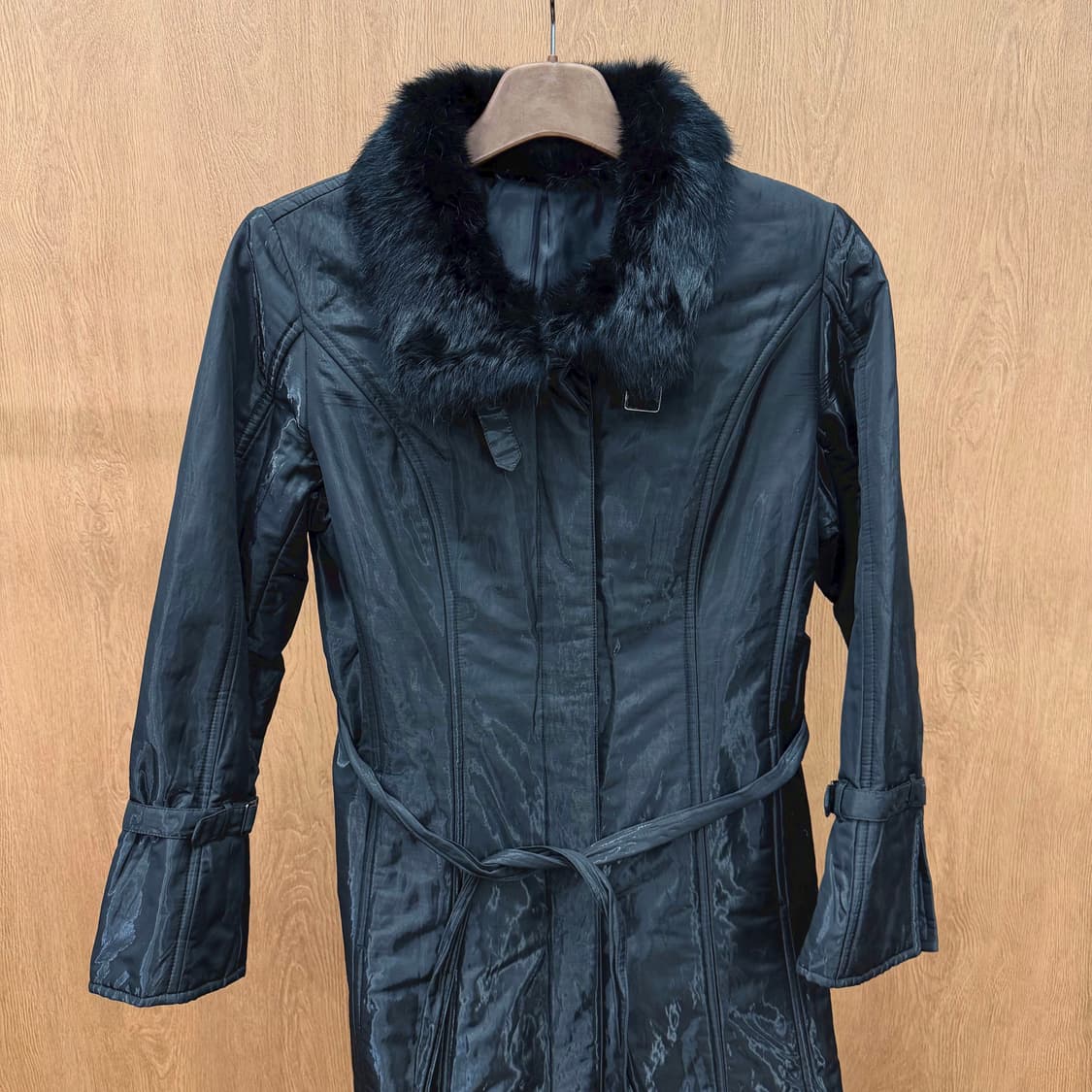 스피치오 패딩 코트 폭스퍼 카라 배색 벨트 스트랩 디테일 슬림핏 블랙 상품이미지4