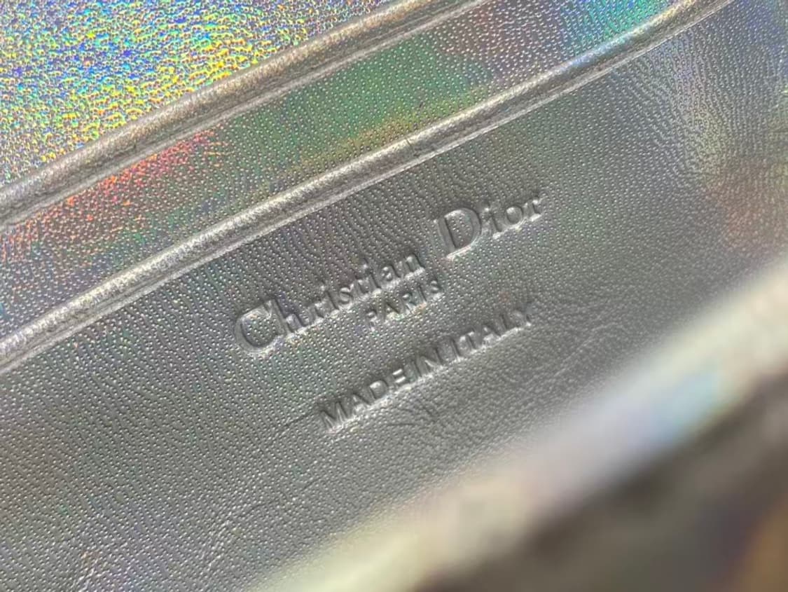 디올 크로스 백시그니처 넝쿨 체크로 클래식한 레터링 참장식
 상품이미지7