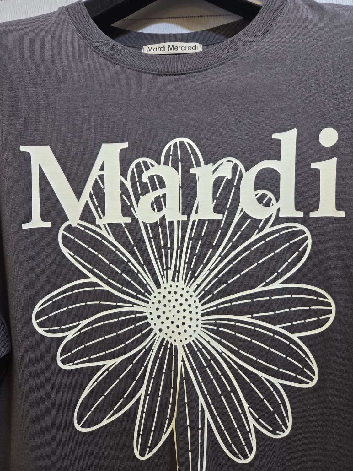 마르디 메크르디 플라워 반팔 티셔츠 차콜 상품이미지3