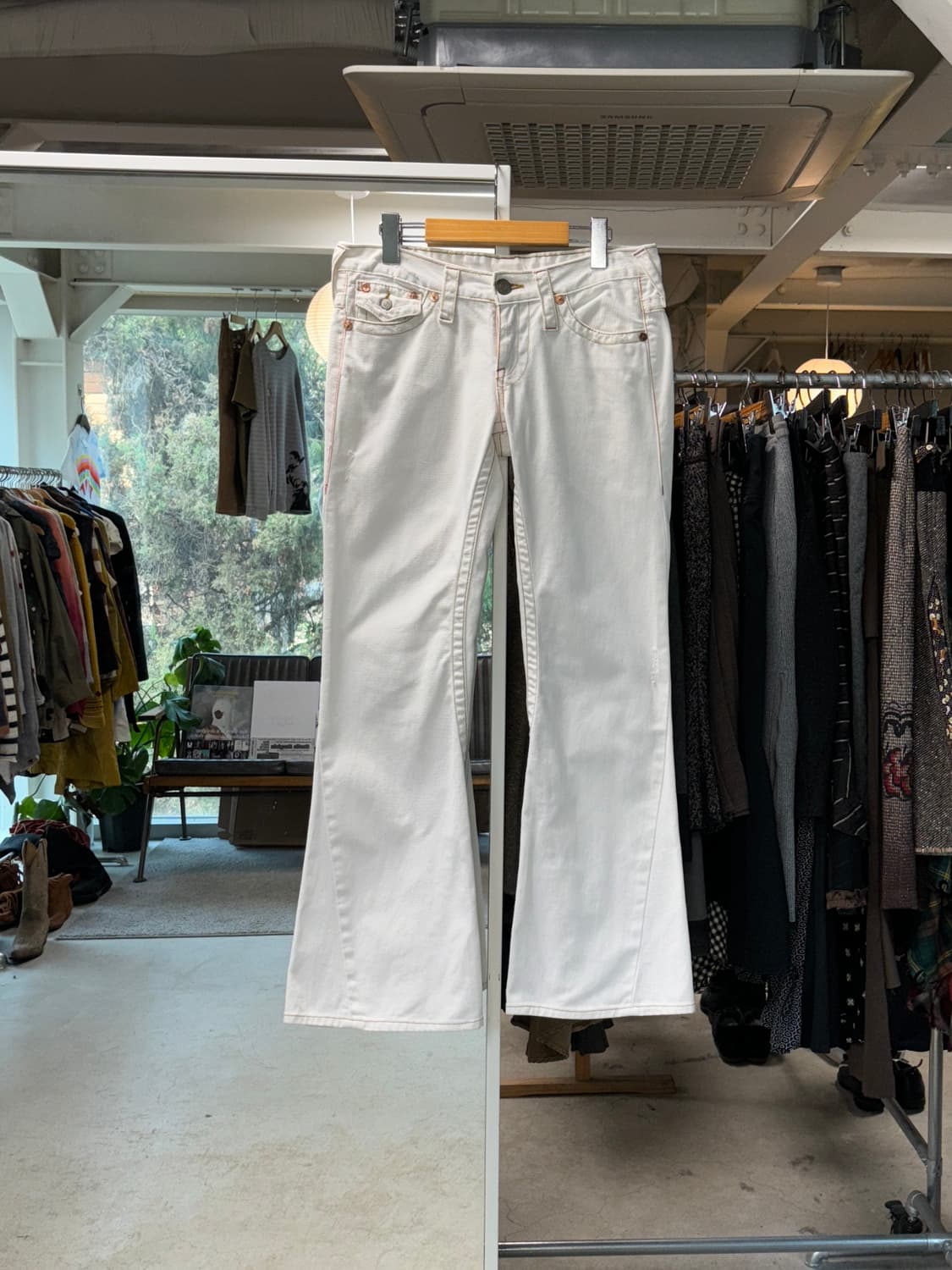 트루릴리전 화이트 로우라이즈 플레어진 상품이미지1