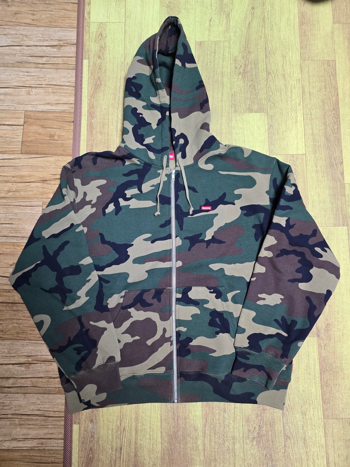 슈프림 스몰 박스 집업 후드 스웨트셔츠 우드랜드 카모 - 24FW 상품이미지1