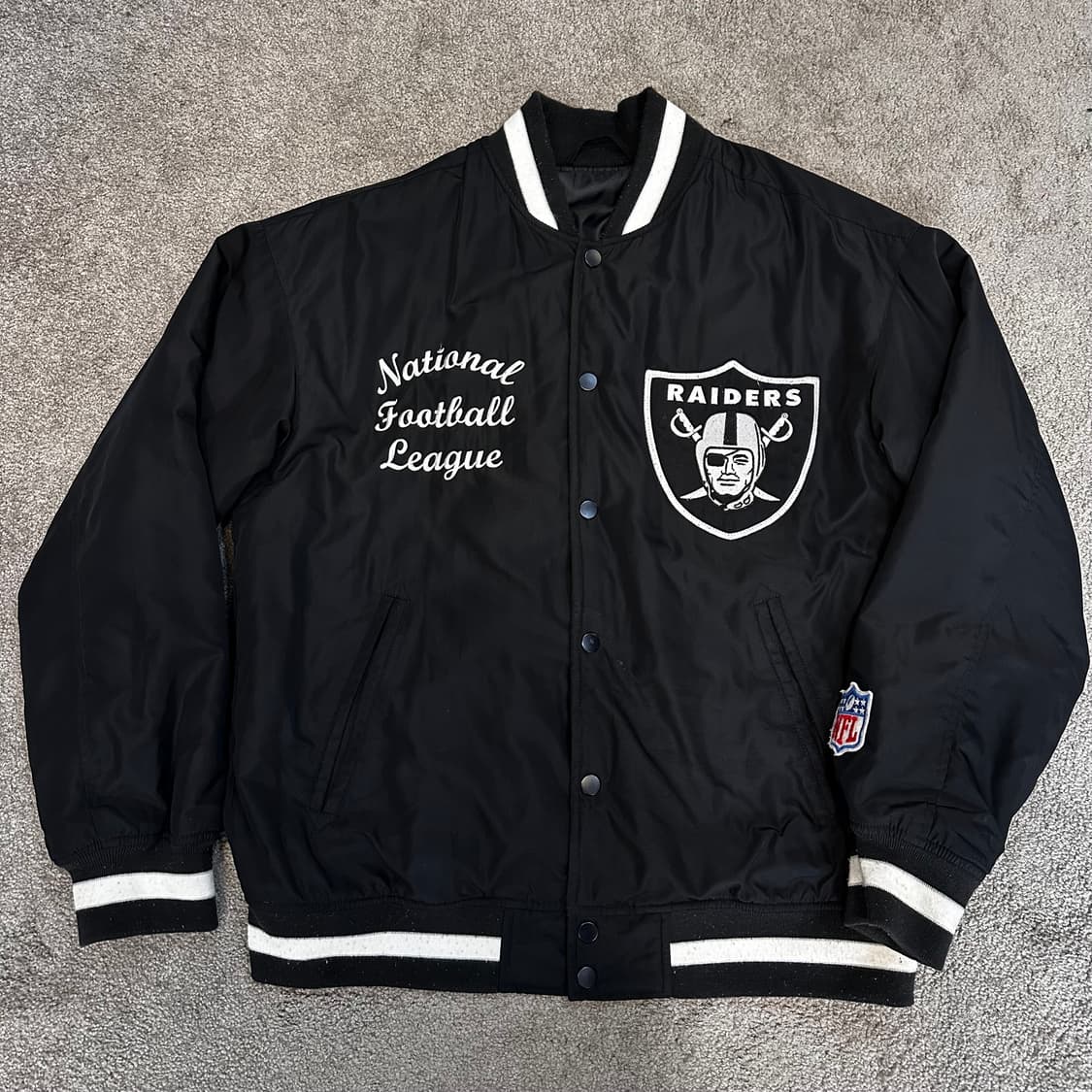 NFL x GU 오클랜드 레이더스 스타디움 바시티 자켓M-L 상품이미지9