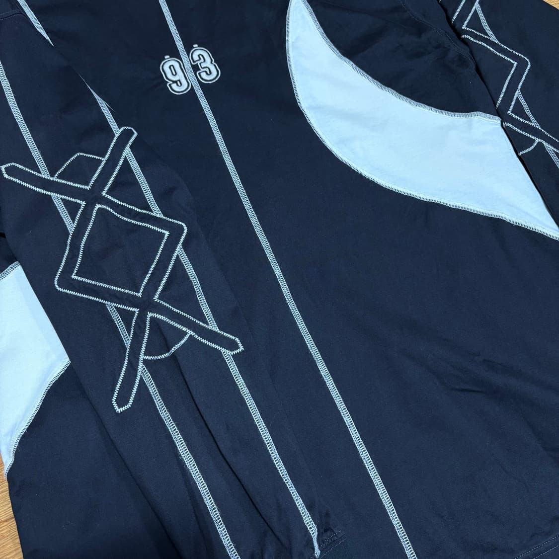 2 무라 아에르 MURRA AER 블랙 스티치 롱슬리브 상품이미지3