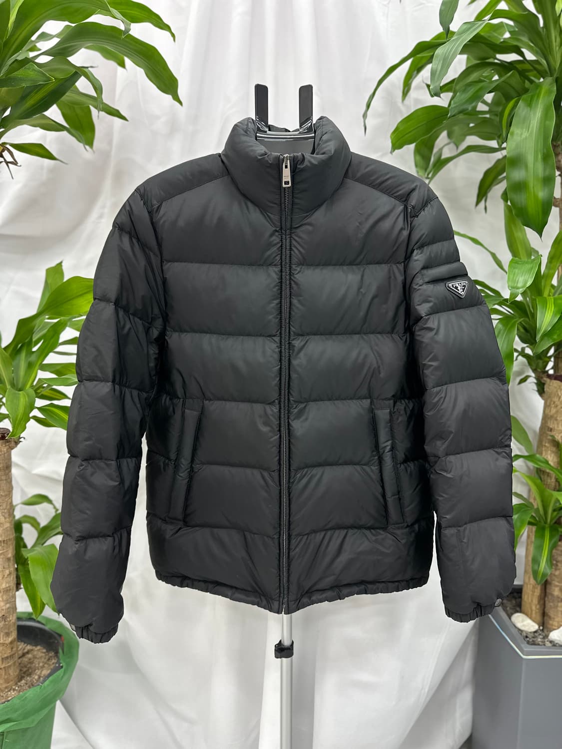 [정품] 프라다 트라리앵글 로고 다운패딩 블랙 상품이미지1