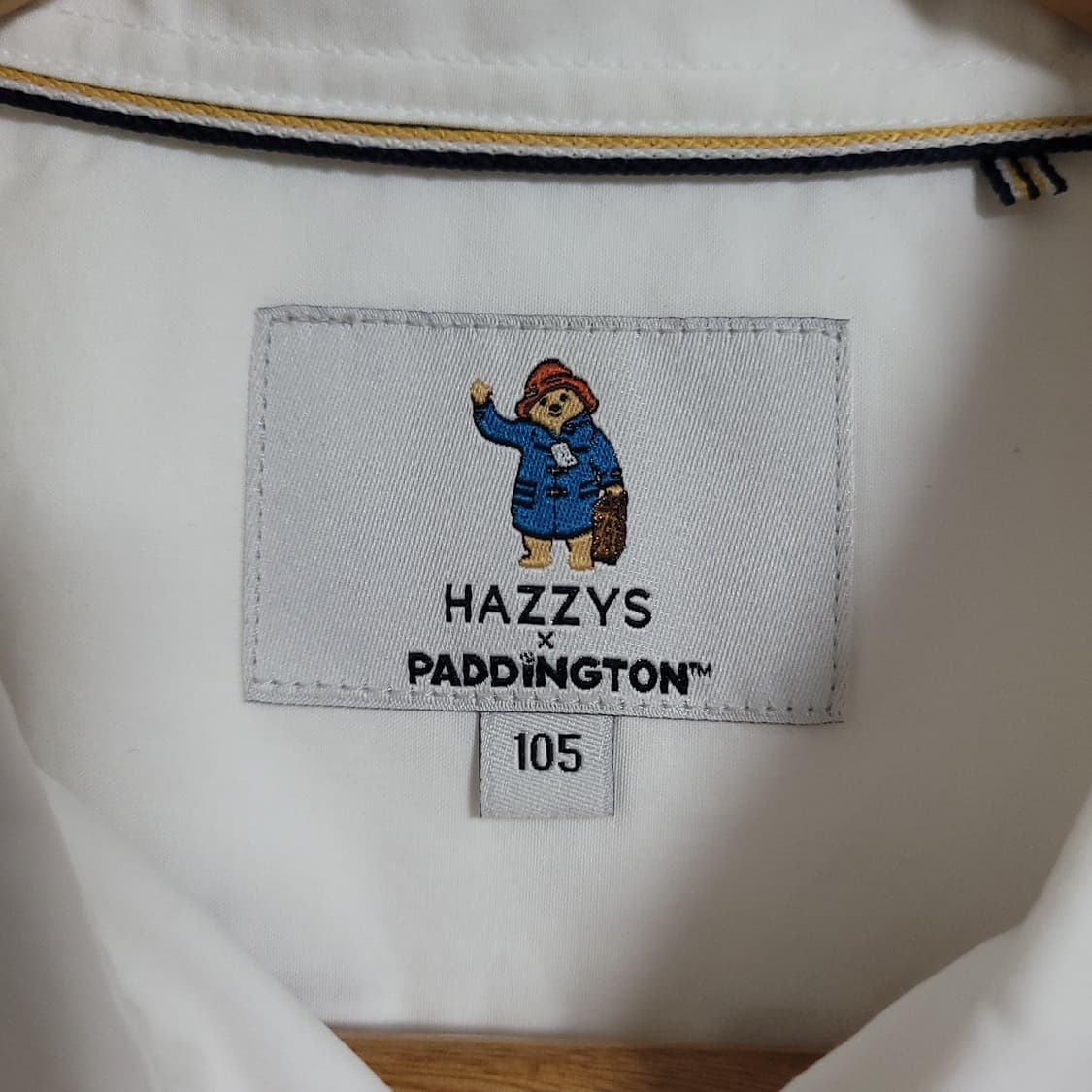 (105) HAZZYS 헤지스x패딩턴 베어 콜라보 화이트 셔츠 남방 상품이미지3