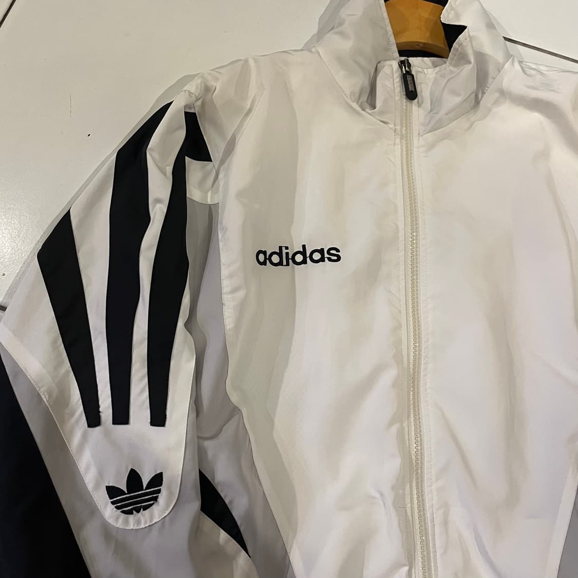 아디다스 올드스쿨 화이트 바람막이 상품이미지3