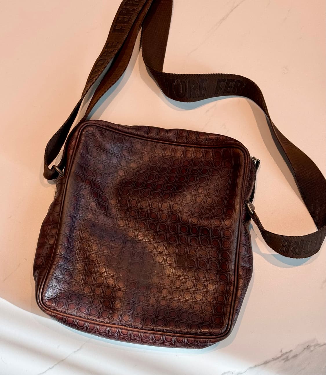 페라가모 남성 크로스백 다크 브라운 상품이미지5