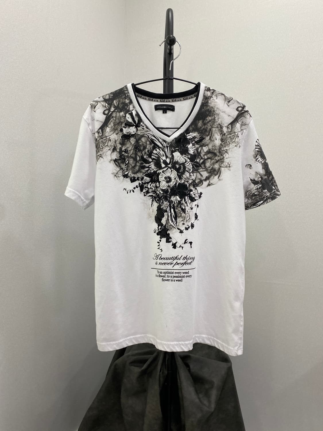 Semantic Design Graphic V-neck Top 상품이미지1