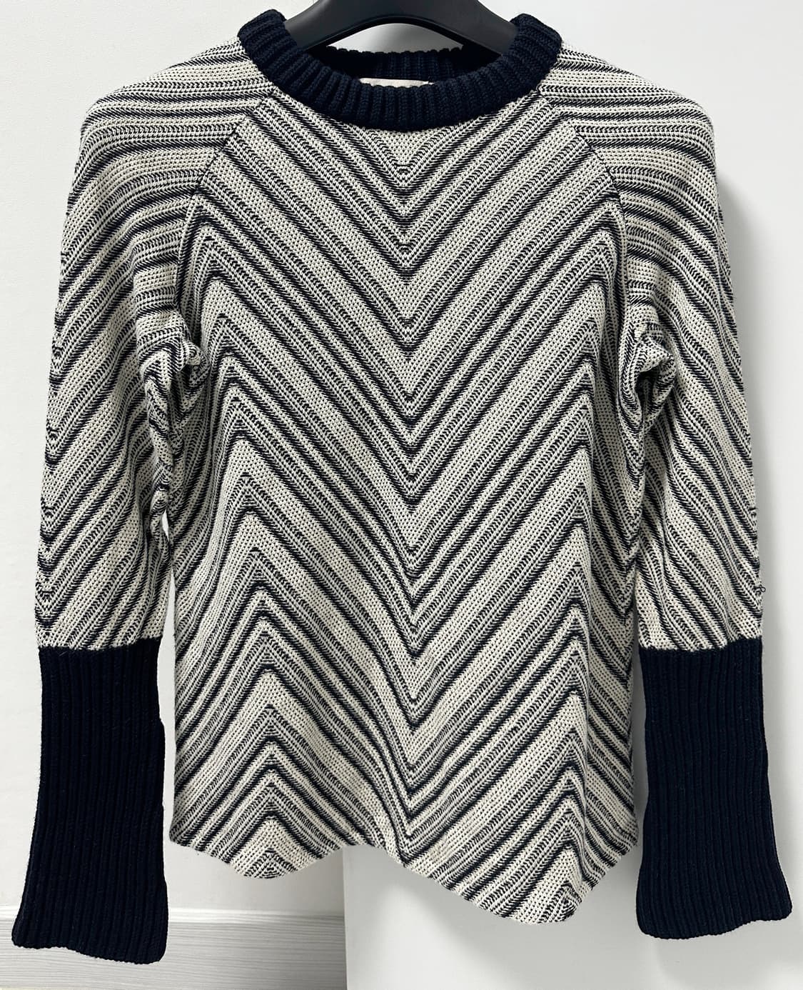 비비안 체브론 패턴 스웨터 상품이미지1