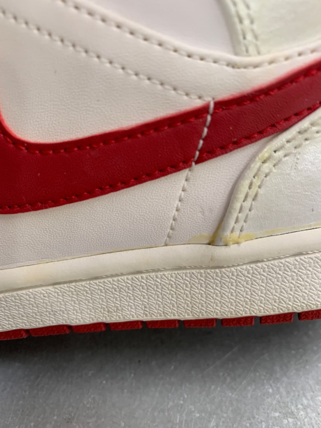 나이키 에어 조던 1 미드 화이트 짐 레드 270 상품이미지7