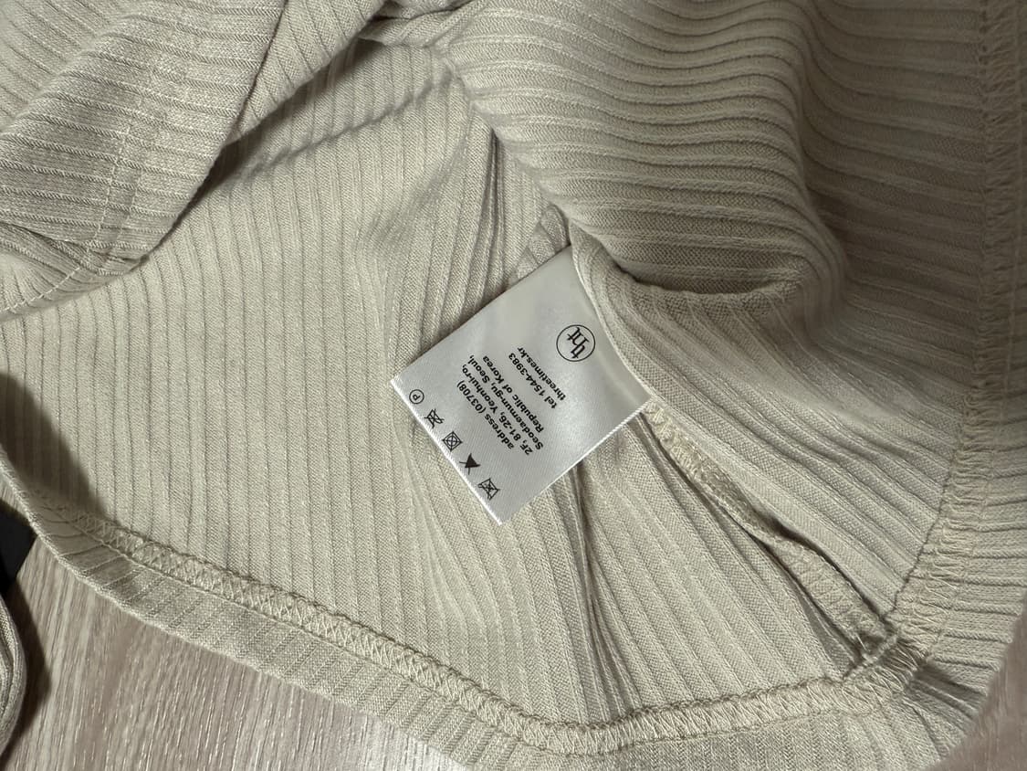 쓰리타임즈 원 숄더 버튼 티 베이지 그레이 상품이미지7