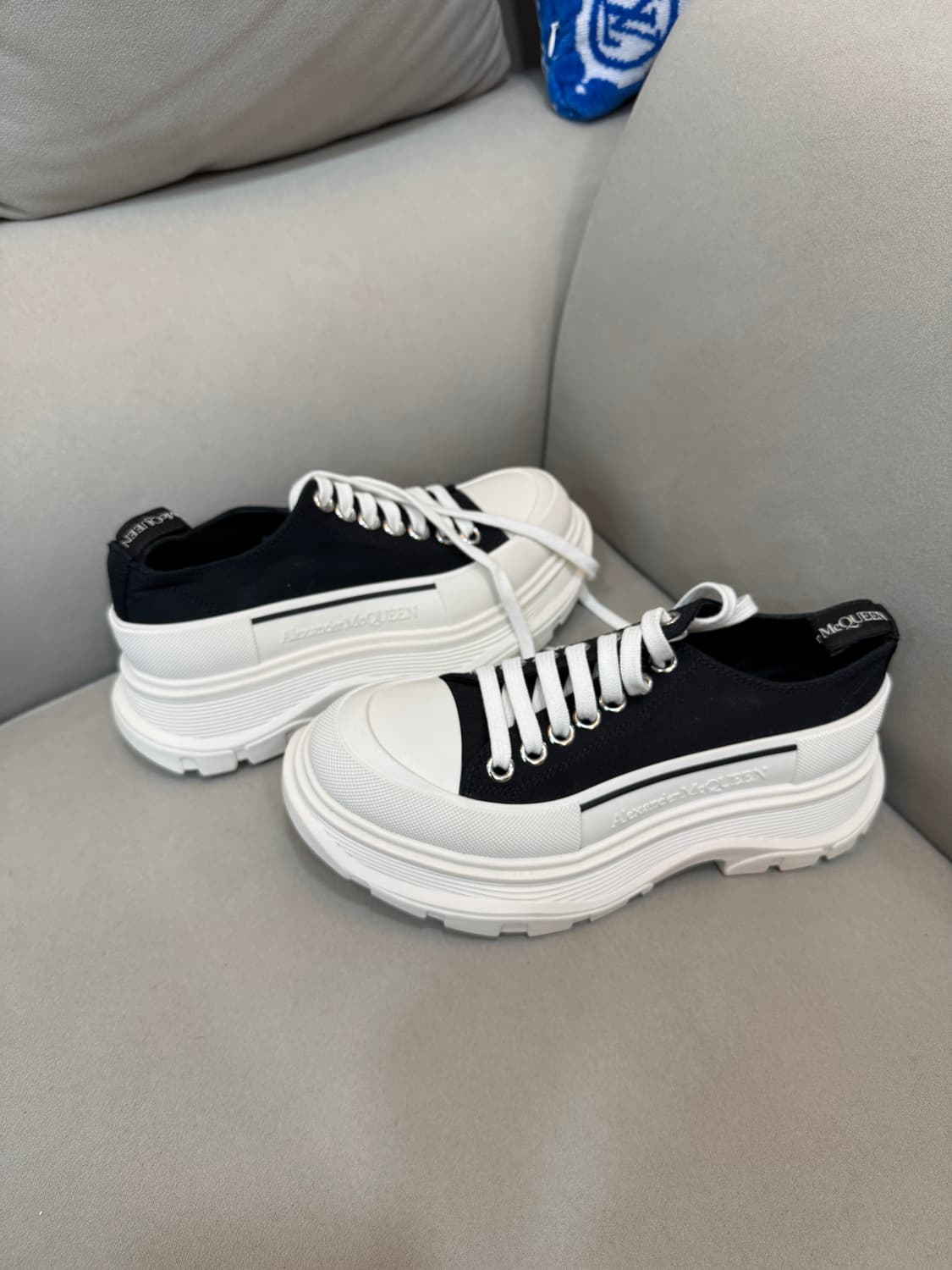 새상품 알렉산더맥퀸 트레드 슬릭 스니커즈 36사이즈  상품이미지1