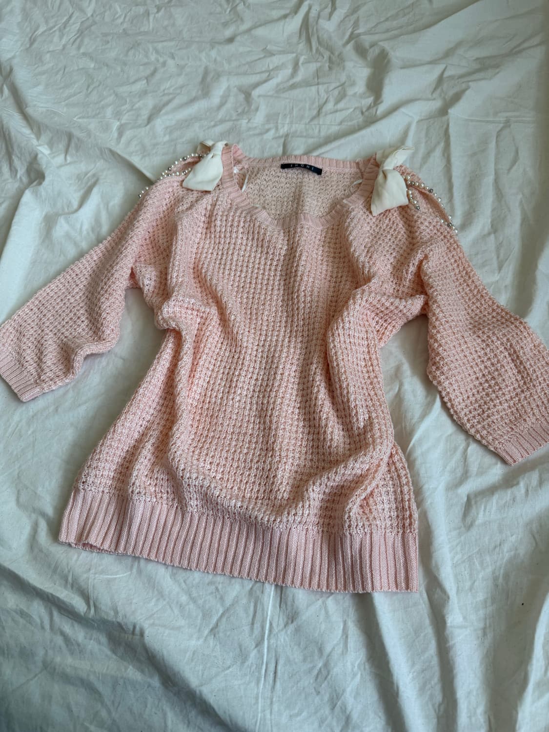 잉그니 핑크코랄 어깨트임 로걀 니트탑 상품이미지4