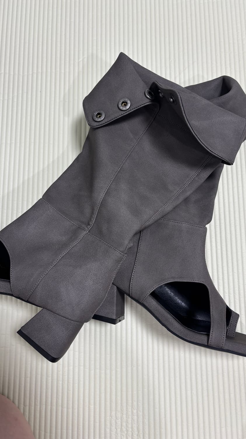시너진 부츠 SQUARE OPEN FOLDED BOOTS CHARCOAL 상품이미지2