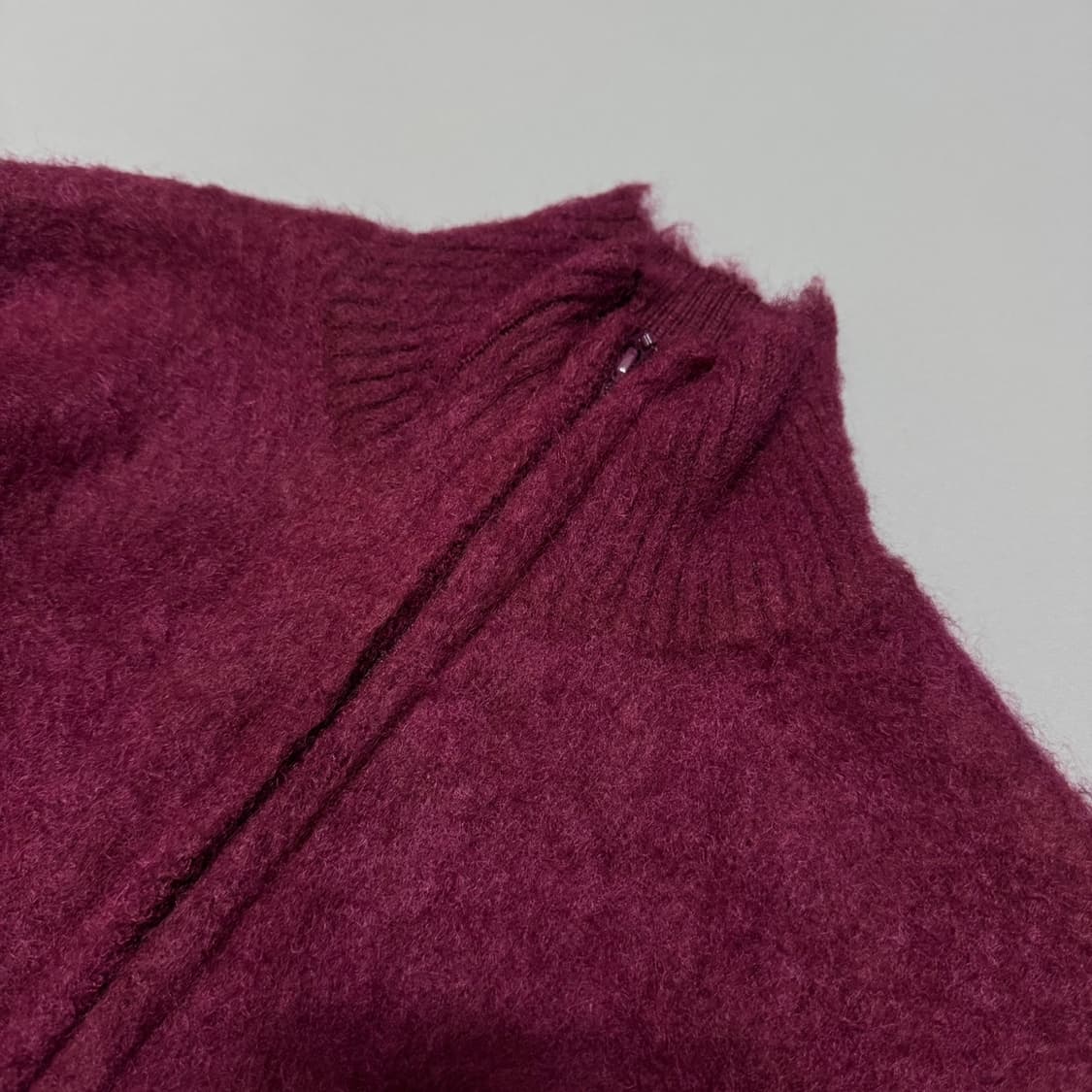 니들스(NEEDLES) 마젠타 퍼플컬러 모헤어 혼방 하이넥 니트 집업 상품이미지4
