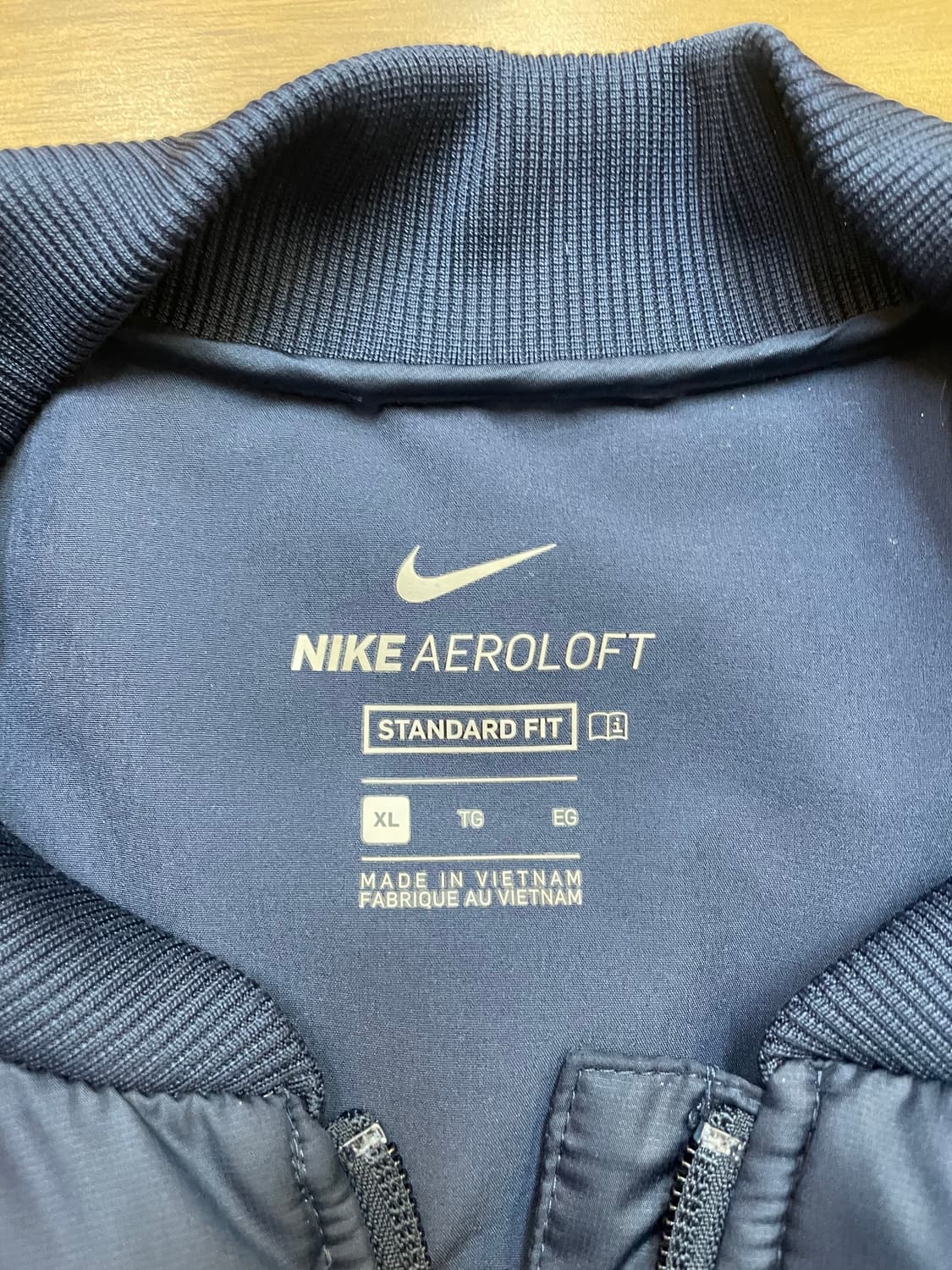 네이비 색상의 나이키 에어로로프트 경량 자켓입니다. XL 사이즈로, 간절 상품이미지4