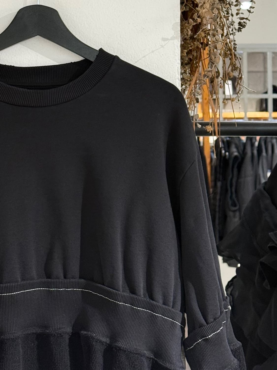 엠엠식스 블랙 크롭 인사이드 아웃 스웻 셔츠 상품이미지3