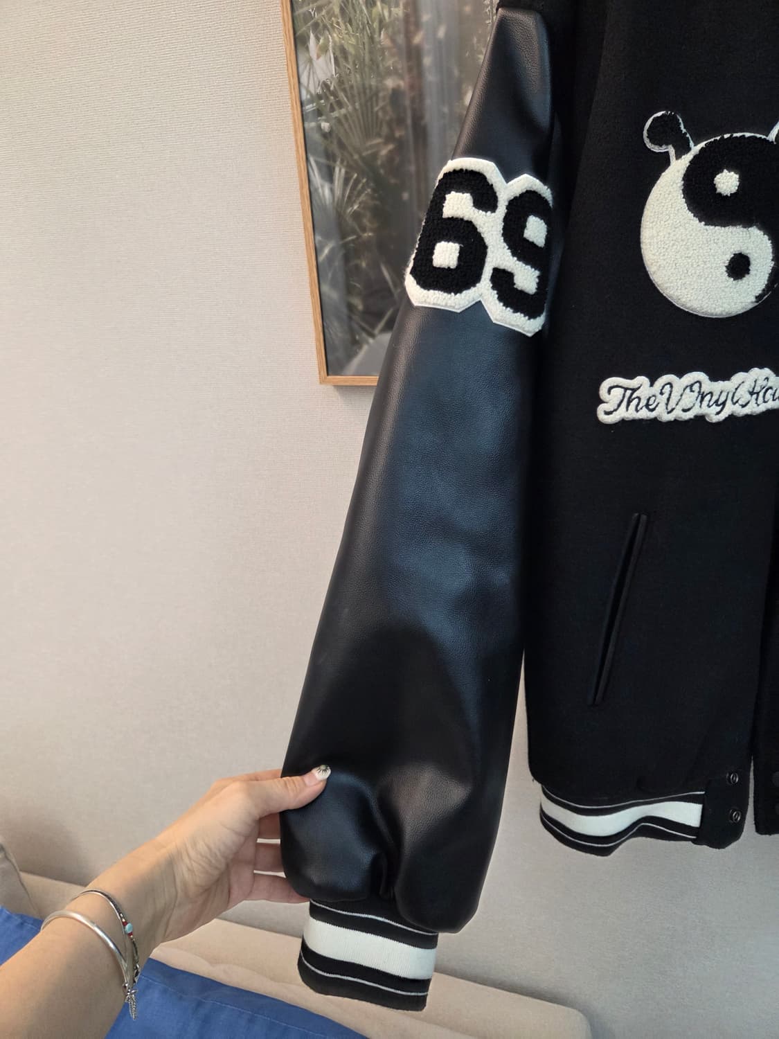 더바이닐하우스 음양 바시티 자켓 블랙 상품이미지3