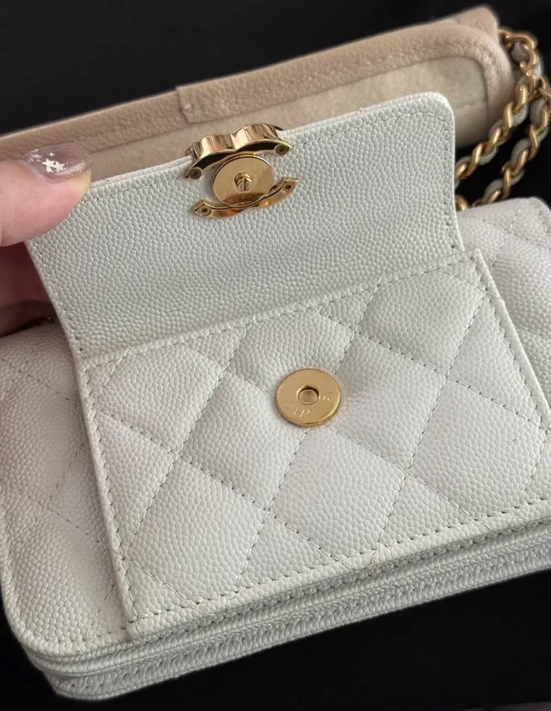 샤넬 cc로고 체인 캐비어 woc백 금장 화이트 상품이미지4