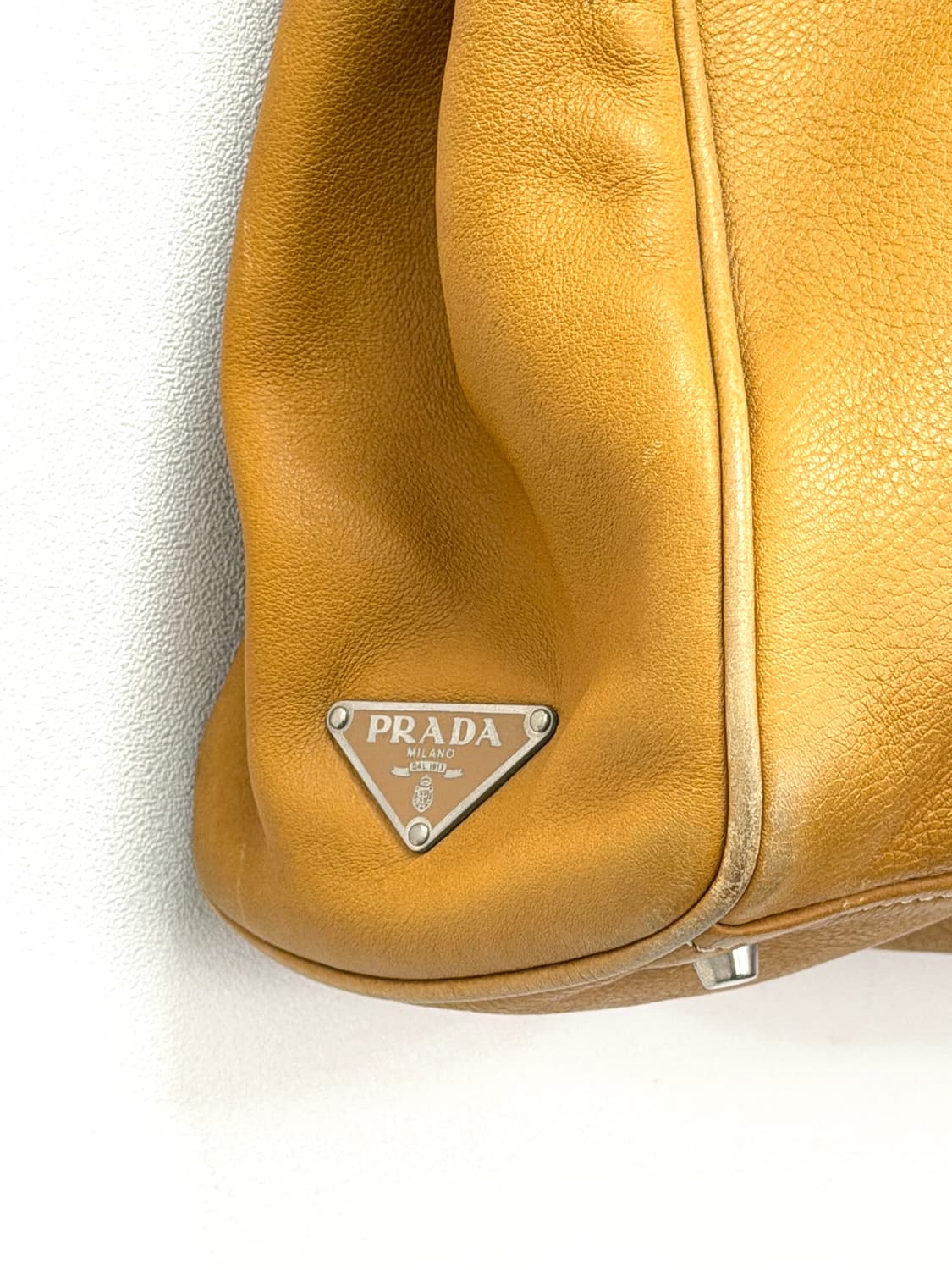 프라다 레더 사이드 로고 버클 디테일 숄더백 상품이미지3