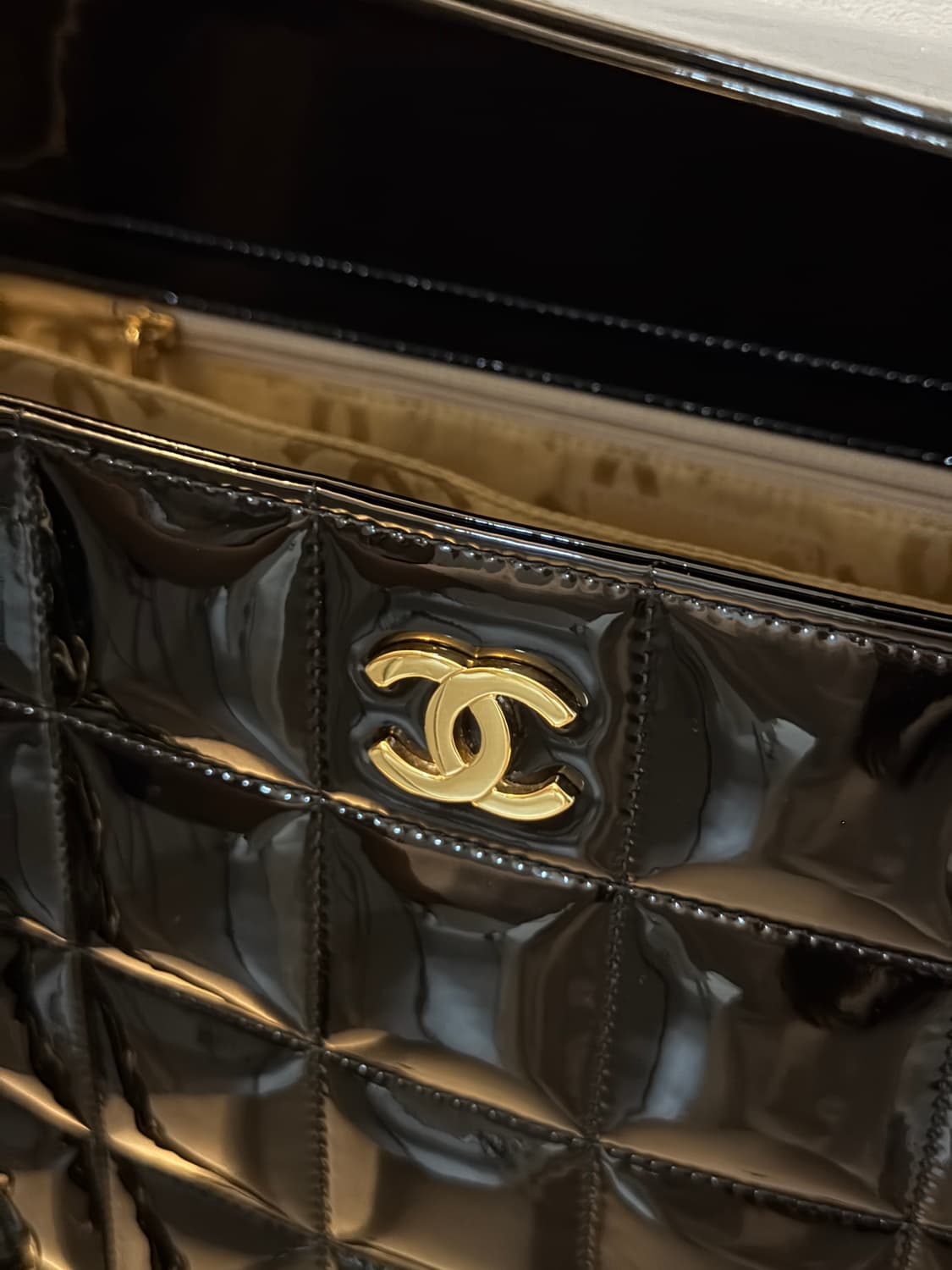 샤넬 블랙 에나멜 토트백 상품이미지4