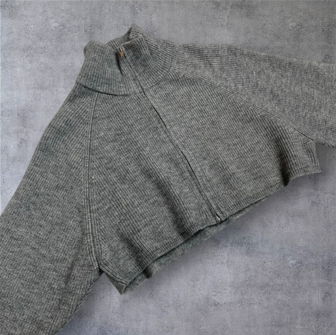 숲 SOUP 그레이 레터링 하이넥 크롭 니트 집업  상품이미지4