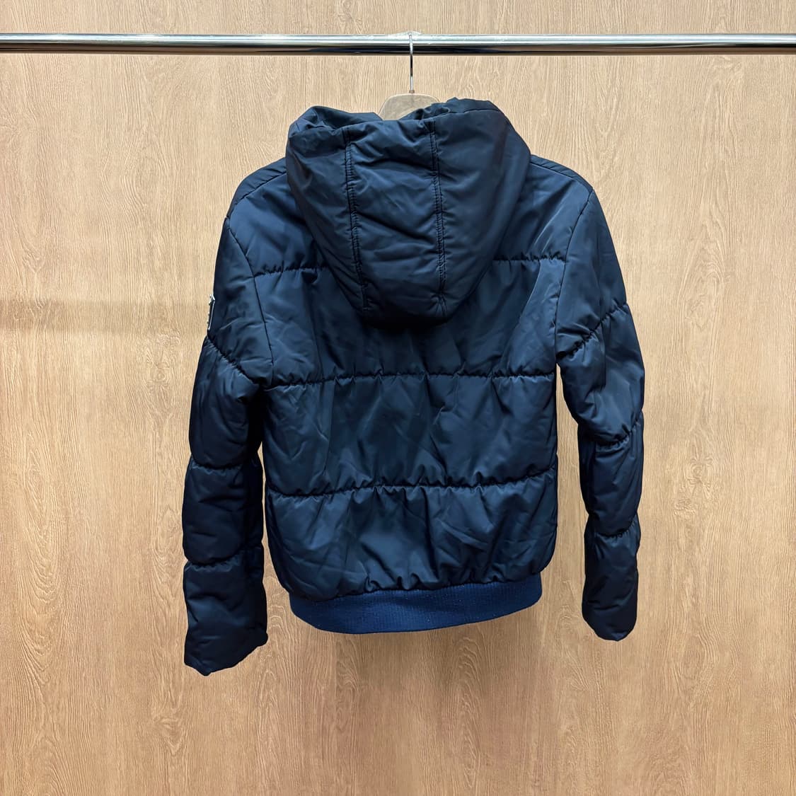 돌체앤가바나 후드 패딩 점퍼 소매 메탈 플레이트 로고 디테일 네이비 상품이미지3