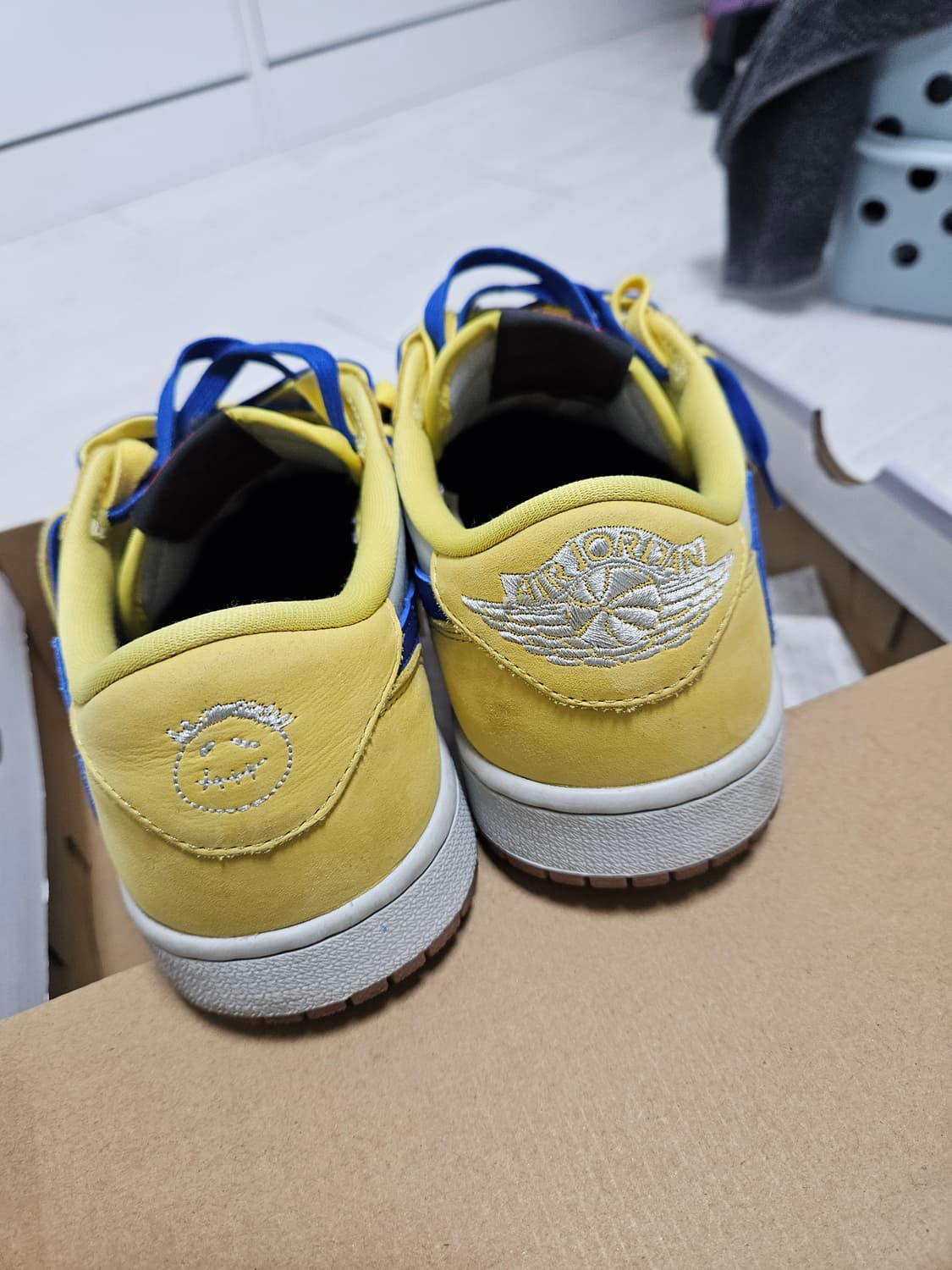 나이키 트레비스스캇 카나리 상품이미지3