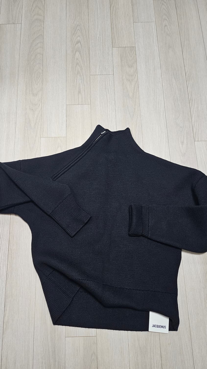 (새상품)자크뮈스 메리노울 넥 크롭 집업 스웨터 블랙/S 상품이미지1