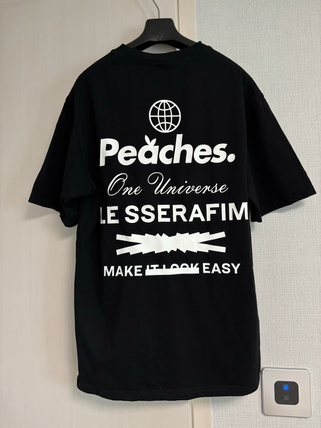 르세라핌 X 피치스 스테이플 숏 슬리브 티셔츠 (M) 상품이미지1