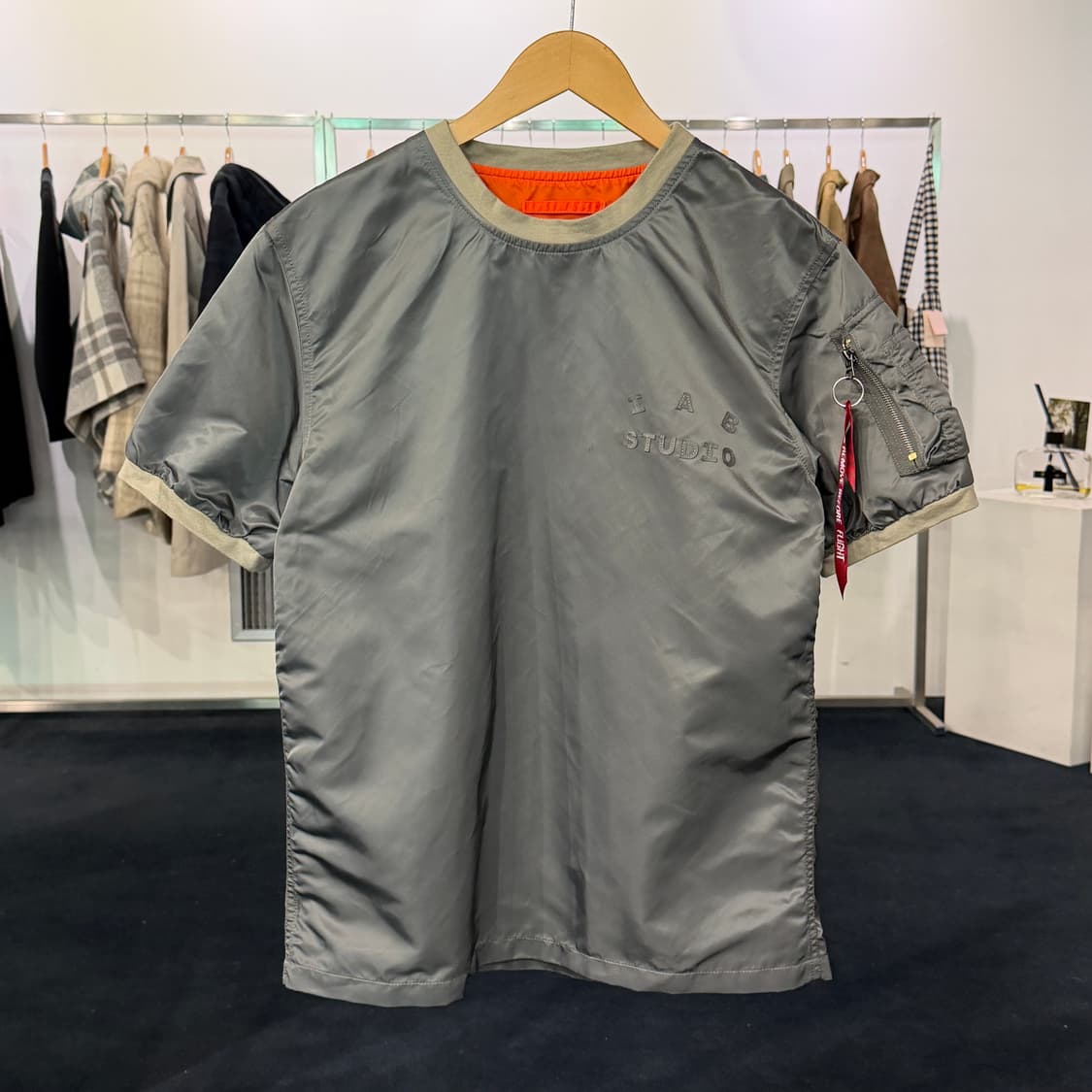 [L] IAB STUDIO 알파인더스트리 반팔 져지 건메탈 상품이미지1