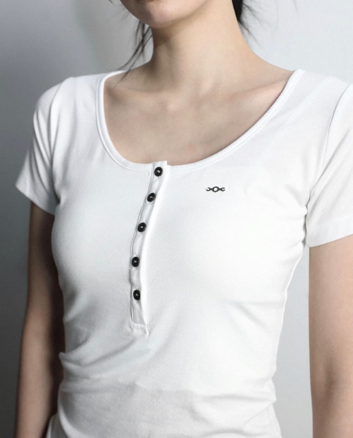 매고렌서울 메탈 트라이클립스 헨리넥 티셔츠 화이트버튼로고롱반팔슬리브이너탑 상품이미지3