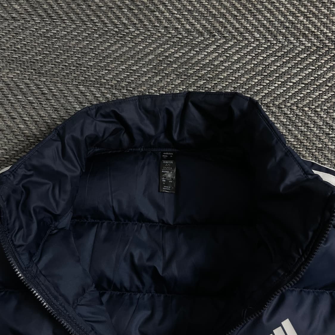 아디다스 에센셜 경량 다운 패딩 베스트 네이비o 4677 상품이미지5