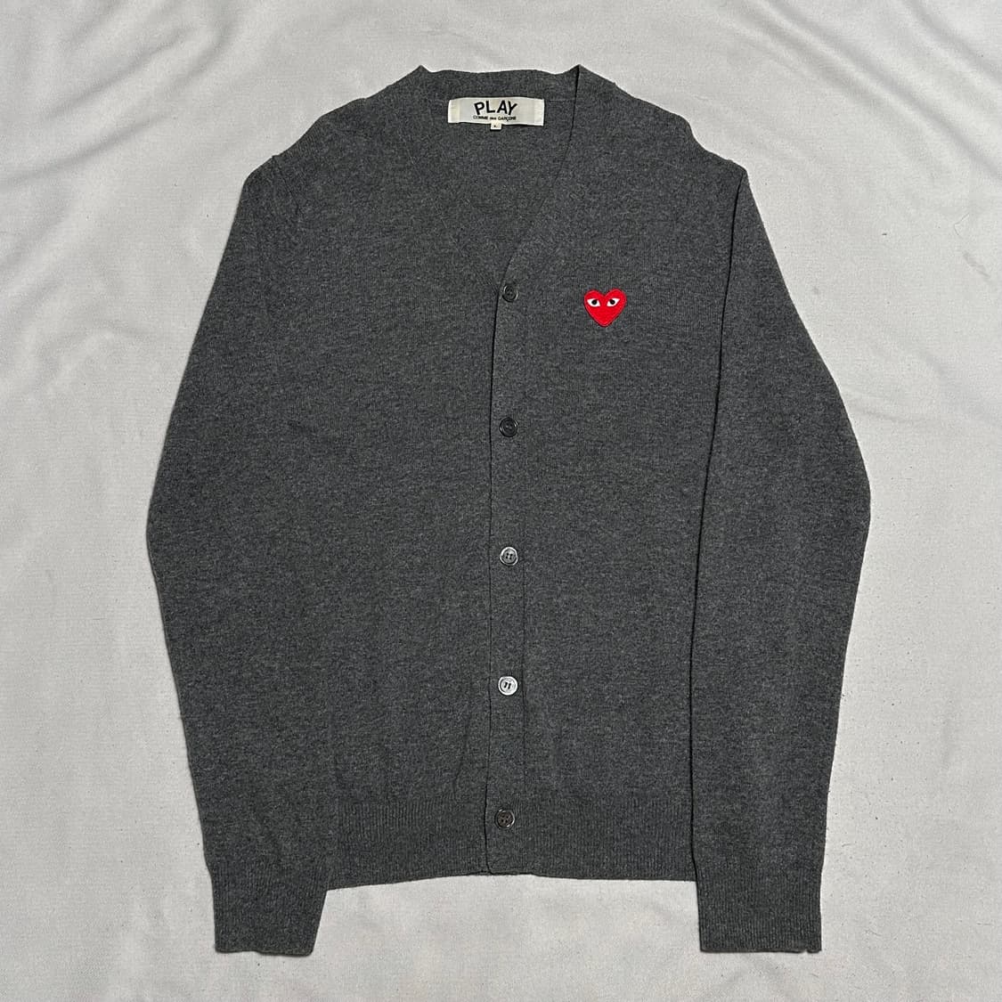 L 꼼데가르송 레드와펜 브이넥 그레이 울 가디건  상품이미지2