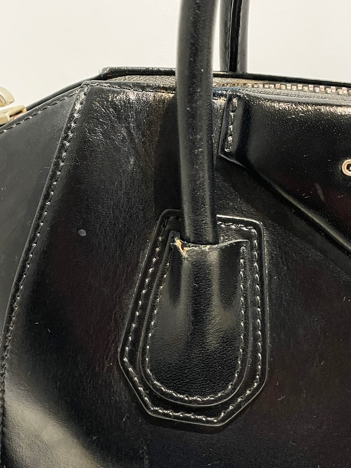 지방시 안티고나 유광 토트백 A1529 상품이미지4