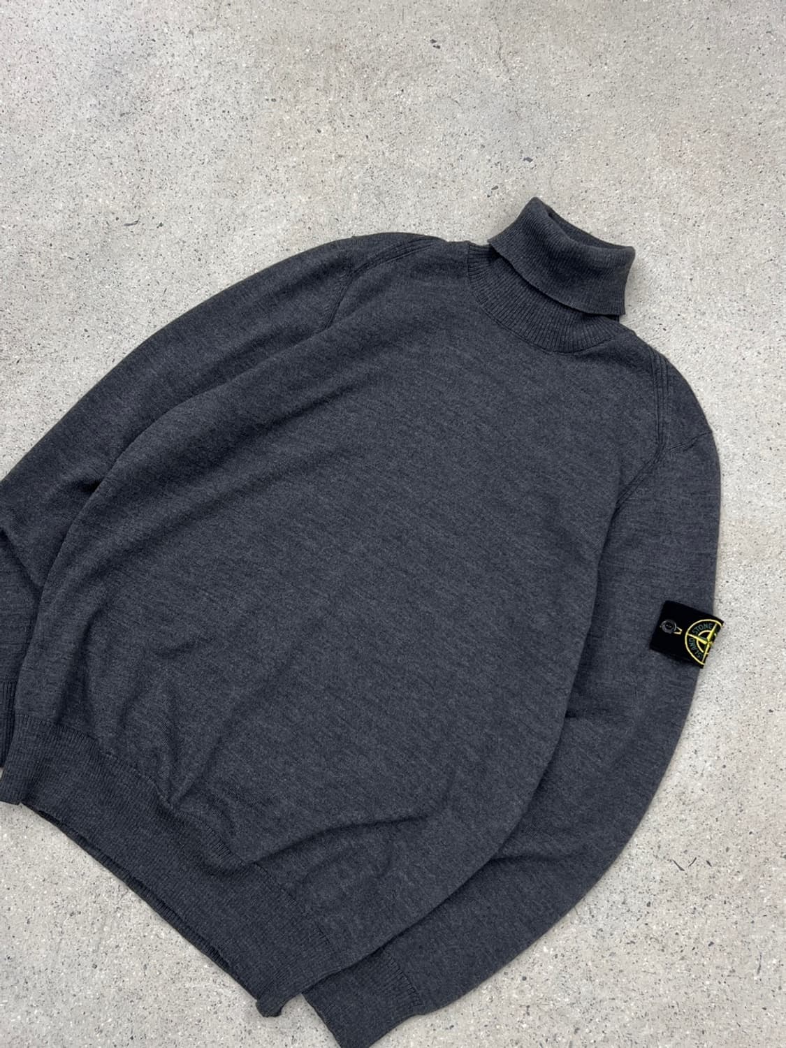 스톤아일랜드 와펜 그레이 터틀넥 니트 상품이미지3