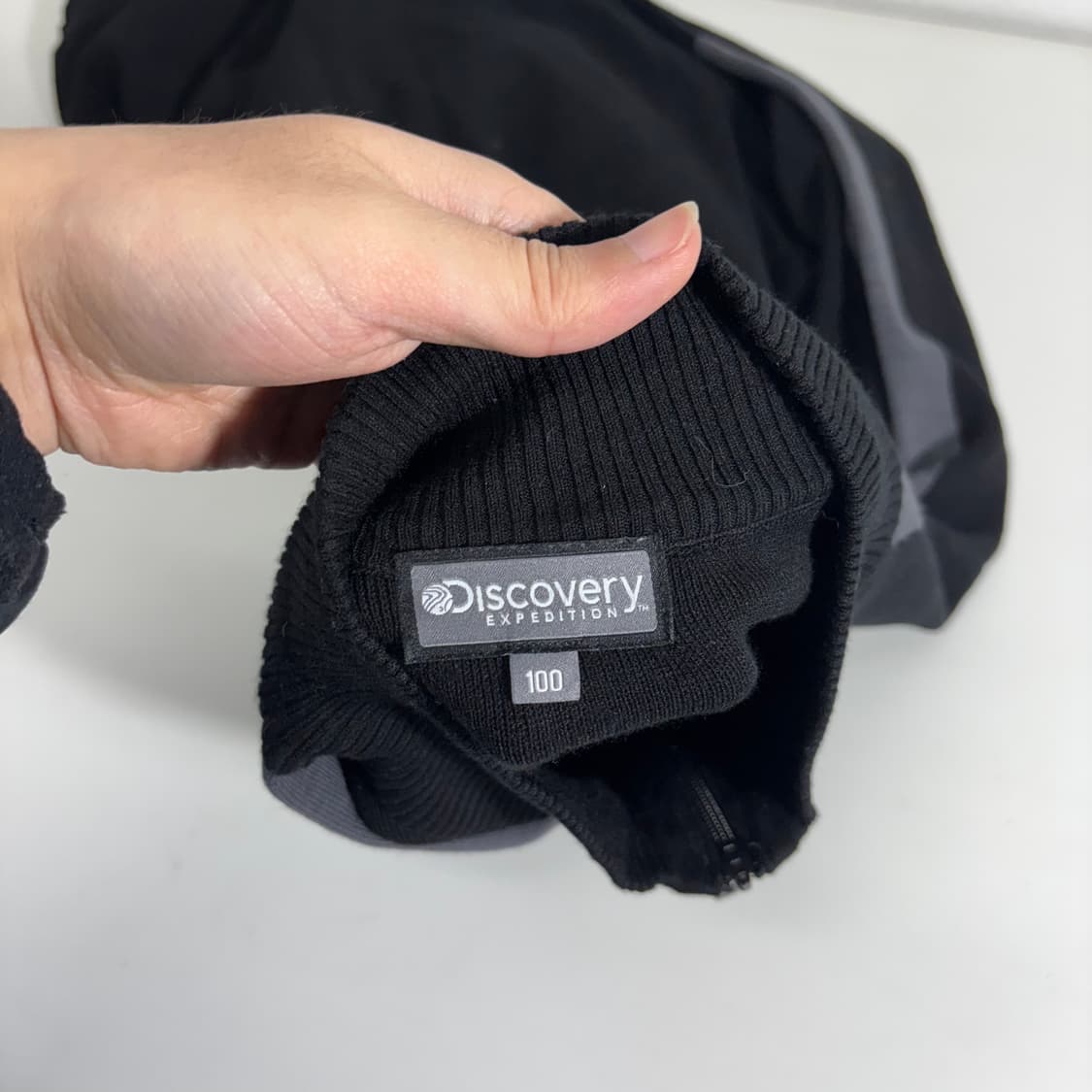 100 디스커버리 블랙 반집업 얇은니트 상품이미지4